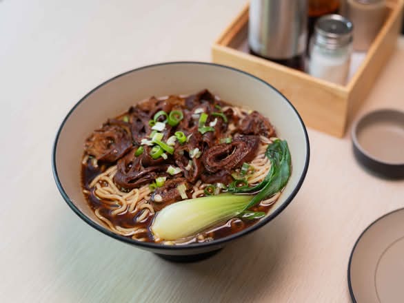 红烧大肠面 Soy Sauce Pig Intestine Noodle Soup
